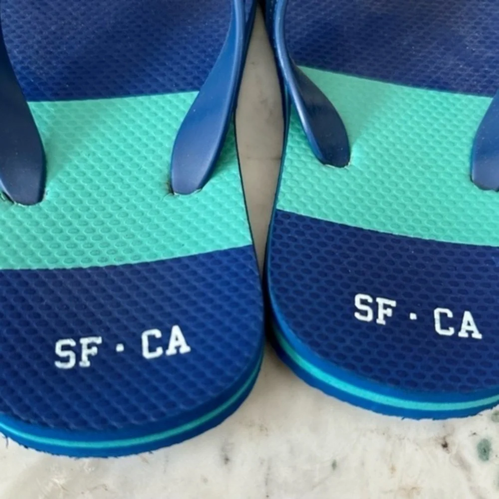 🔴GAP m Boys 3 / 4 Flip Flop Sandals. Navy green blue Striped Sandals size 1-2